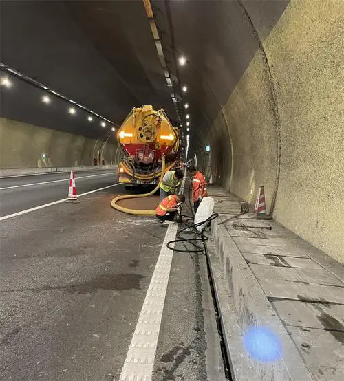 桥东隧道排水渠清淤